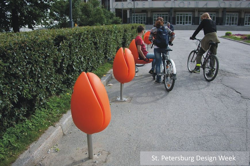 Уличные стулья TULPI голландского художника перед Юбилейным, акция в рамках St. Petersburg Design Week 2013