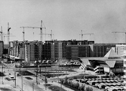 Строительство жилых кварталов на пр. КОролева в Ленинграде. 1984г. Бассейн СДЮШОР скоро будет открыт для спортсменов.