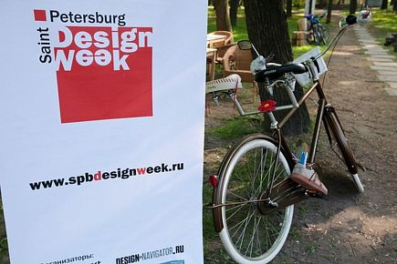 Уличные стулья TULPI голландского художника перед ДС Юбилейным, акция в рамках St. Petersburg Design Week 2013