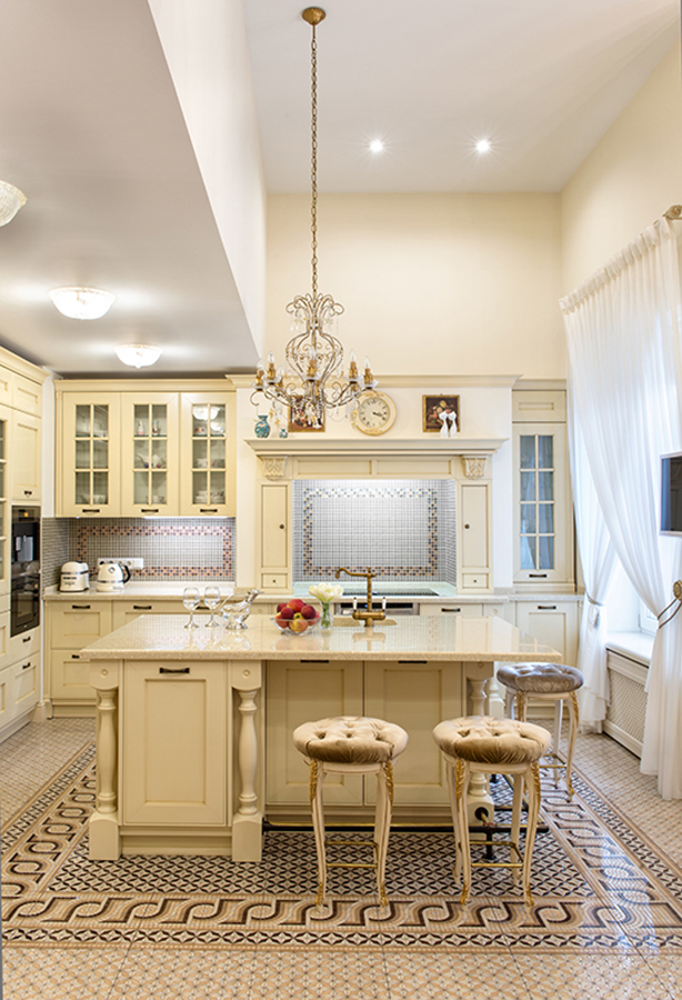 Фото интерьера, Кухня площадью 48 кв.м. в стиле Классическая. Проект Кухня - Дом в классическом стиле, Автор проекта: Дизайнеры Надежда Жиленкова