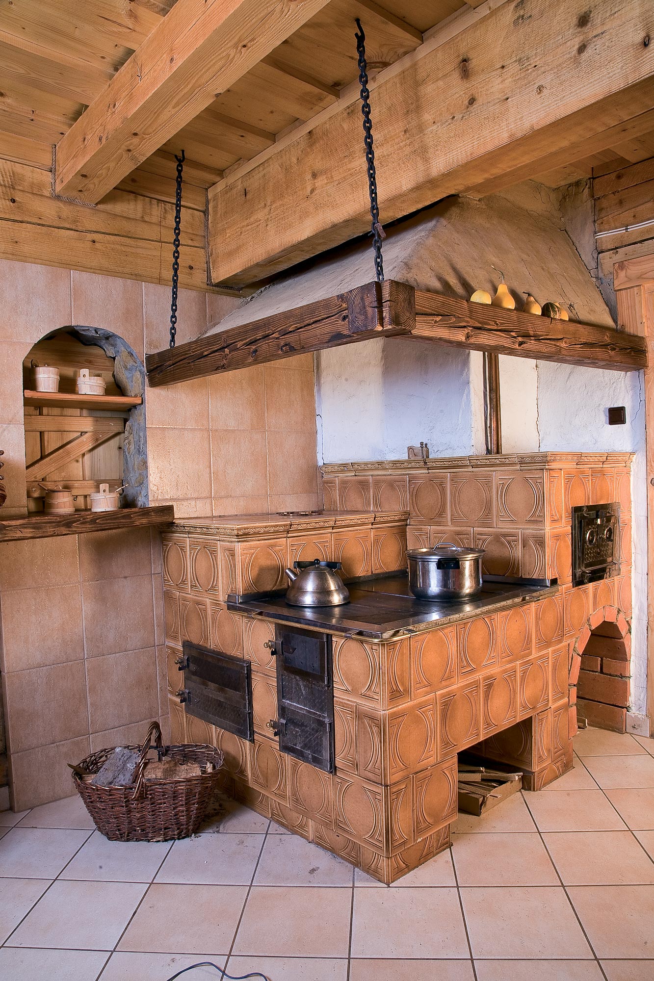 Кухня с печкой в частном доме