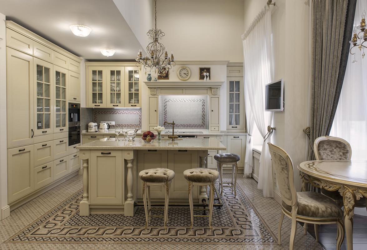 Фото интерьера, Кухня площадью 48 кв.м. в стиле Классическая. Проект Кухня - Дом в классическом стиле, Автор проекта: Дизайнеры Надежда Жиленкова