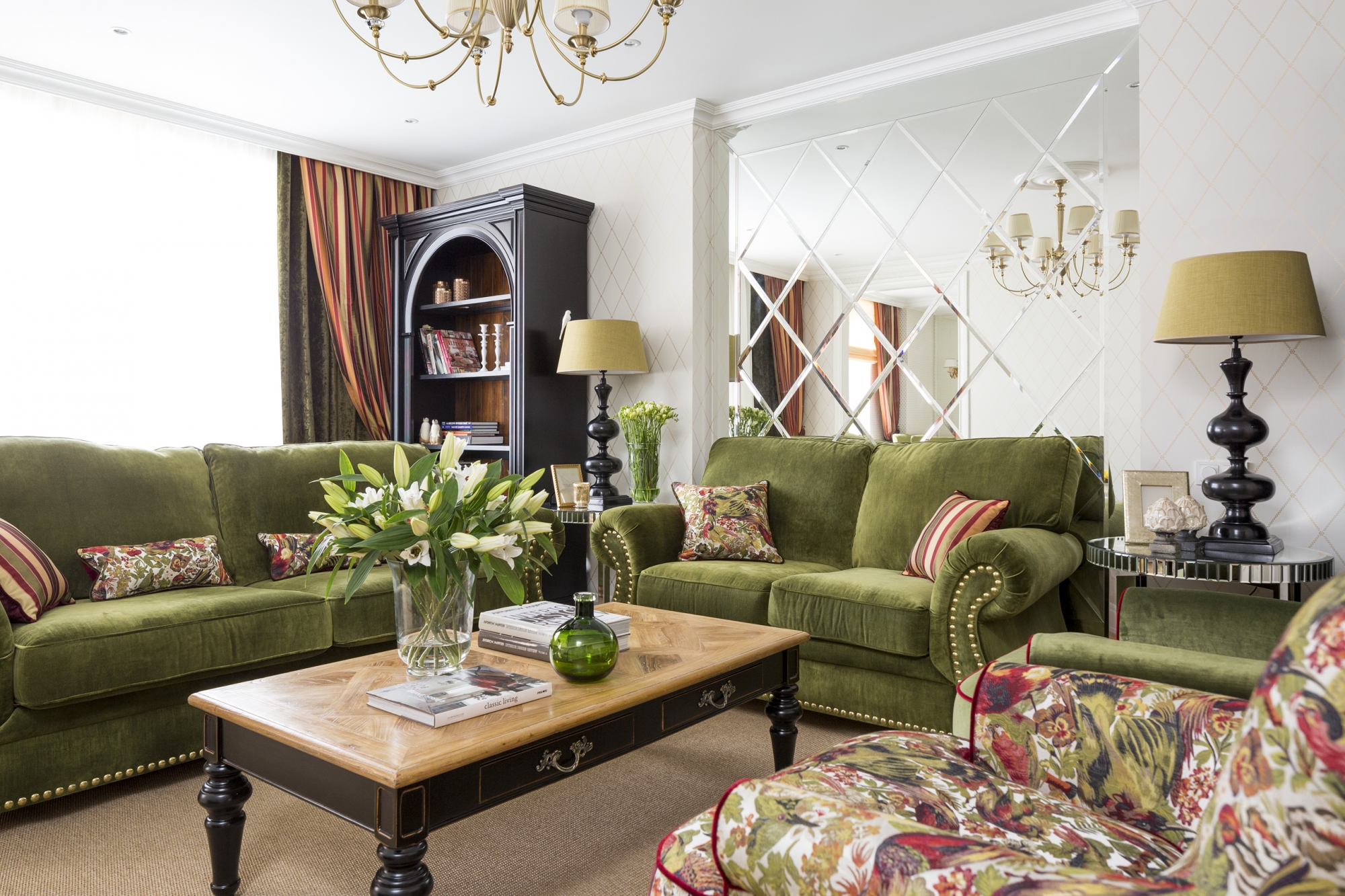 Болотный интерьер. Диван Бартон изумрудном цвете. Гостиная с зеленым диваном. Зеленый интерьер гостиной. Салатовый диван в интерьере.