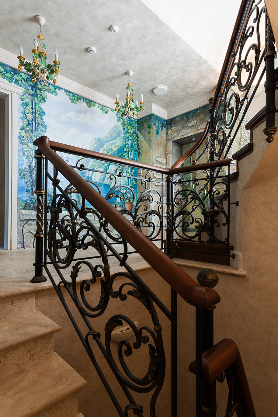 Фото интерьера, Холл и лестница в винотеку площадью 17 кв.м. в стиле Средиземноморский (Италия). Проект 15.01.2015/392912 - Domquot;№ 12-2014,Современный дом № 2-2015, Домquot; № 4-2015, Красивые дома №1-2017, Автор проекта: Дизайнеры Мария Абрамова