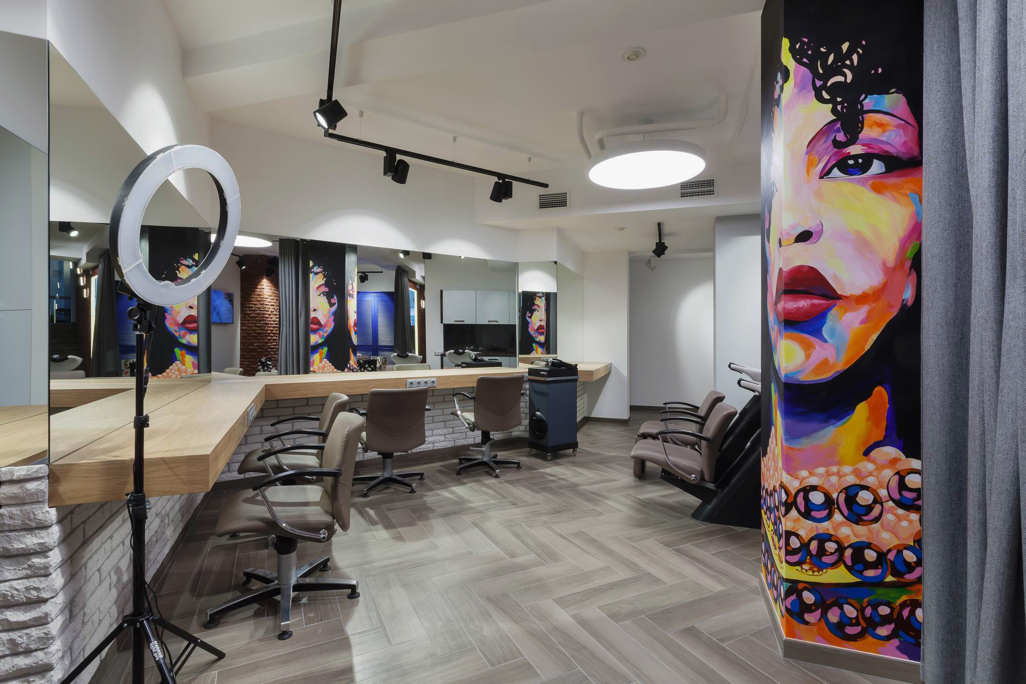 Фото интерьера, учебный зал площадью 40 кв.м. Проект Учебный зал - Салон красоты Времена года, Автор проекта: Дизайнеры Александр Воронов