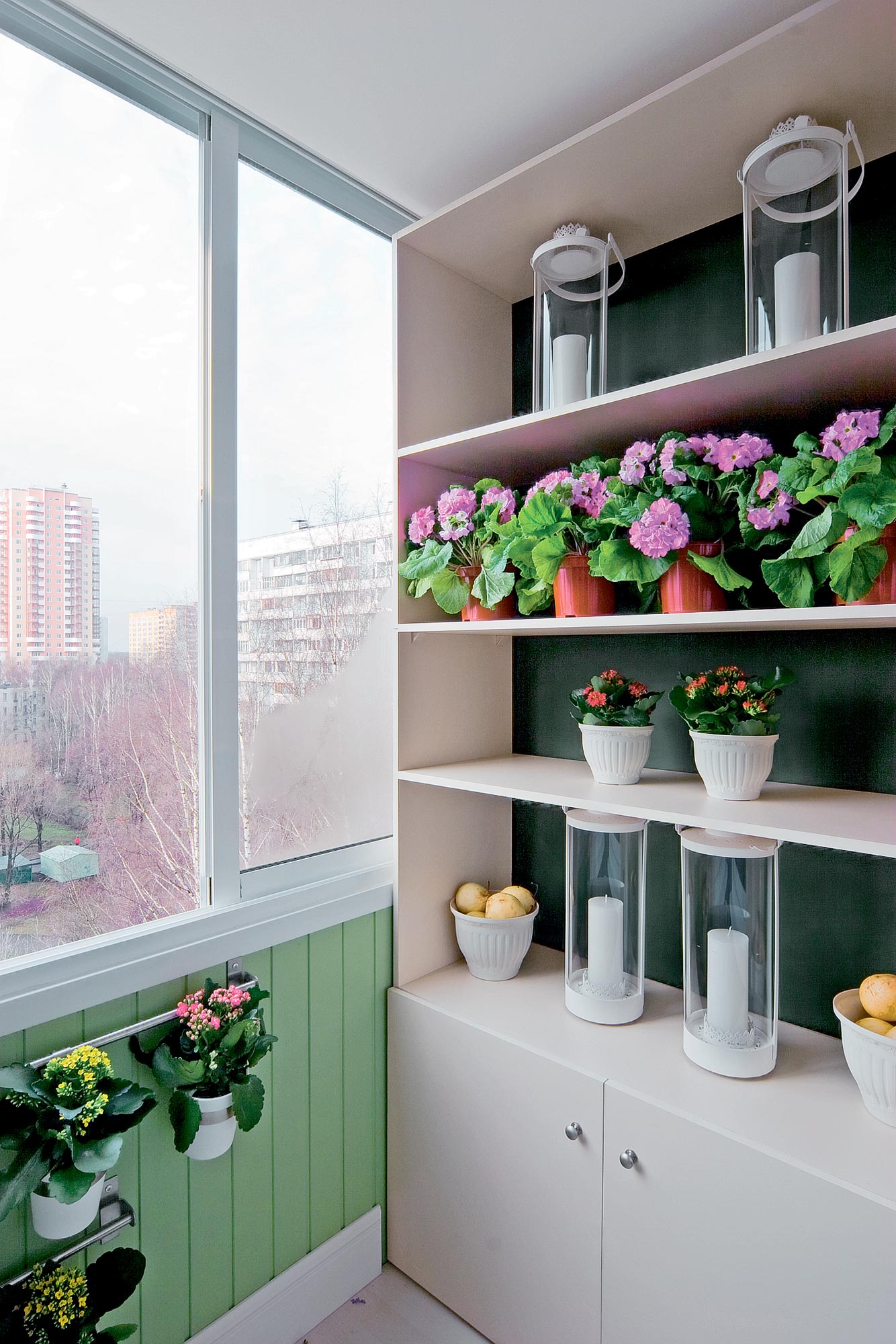 балкон с полками для цветов
