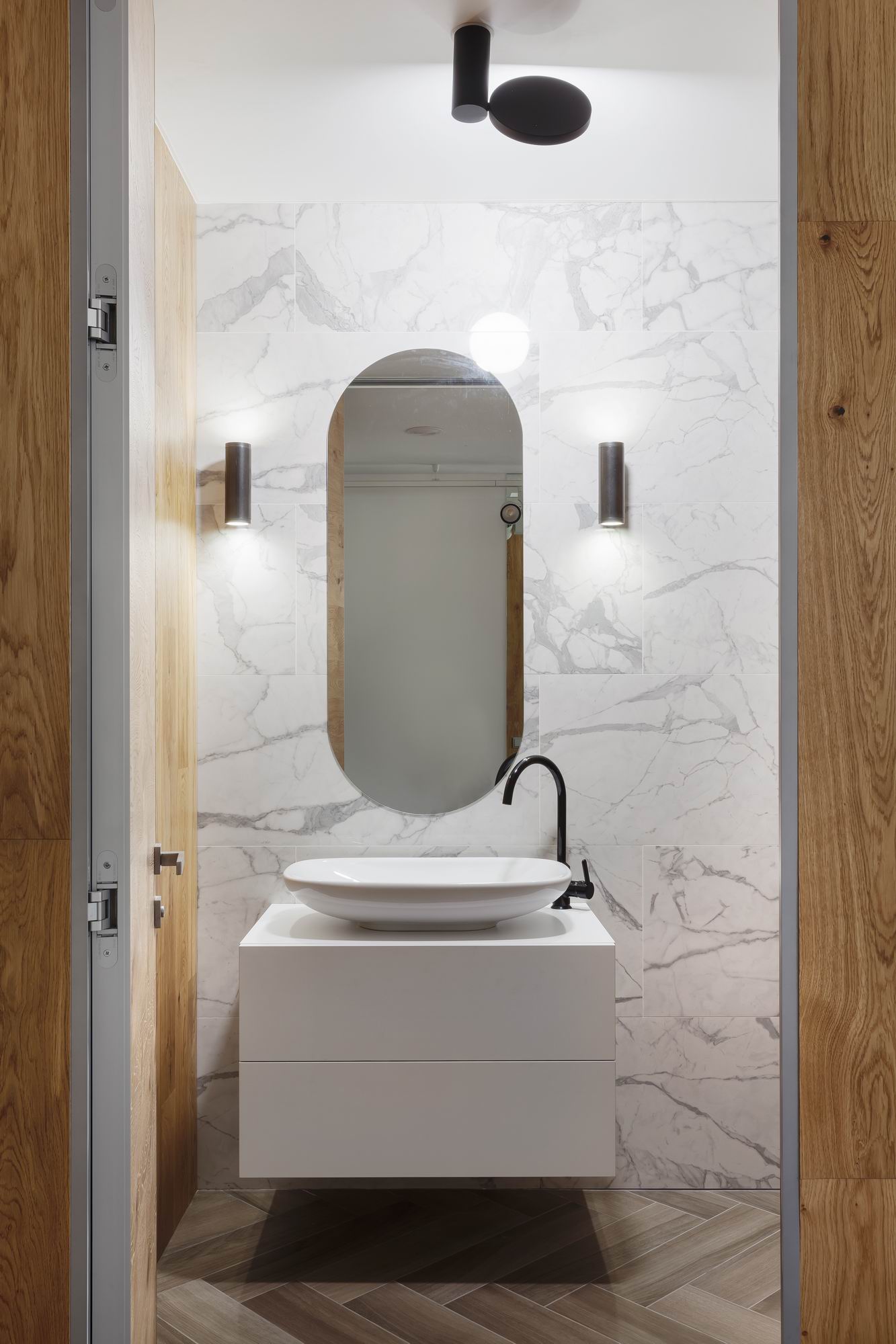 Фото интерьера, санузел площадью 6 кв.м. Проект Санузел - Салон красоты Времена года, Автор проекта: Дизайнеры Александр Воронов