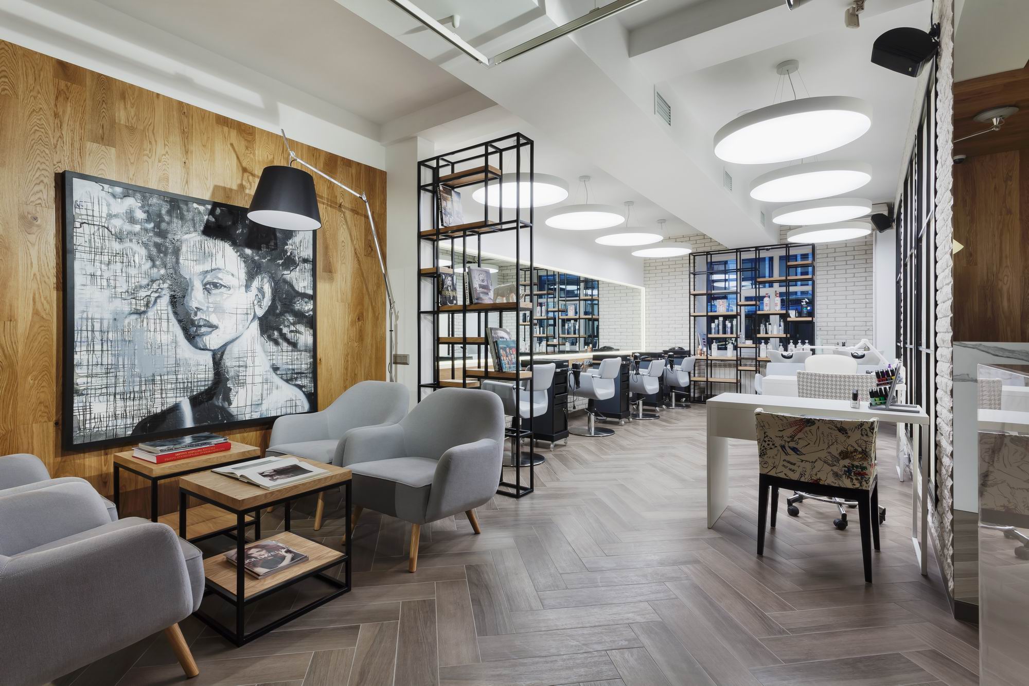 Фото интерьера, общий вид площадью 70 кв.м. Проект Общий вид салона - Салон красоты Времена года, Автор проекта: Дизайнеры Александр Воронов