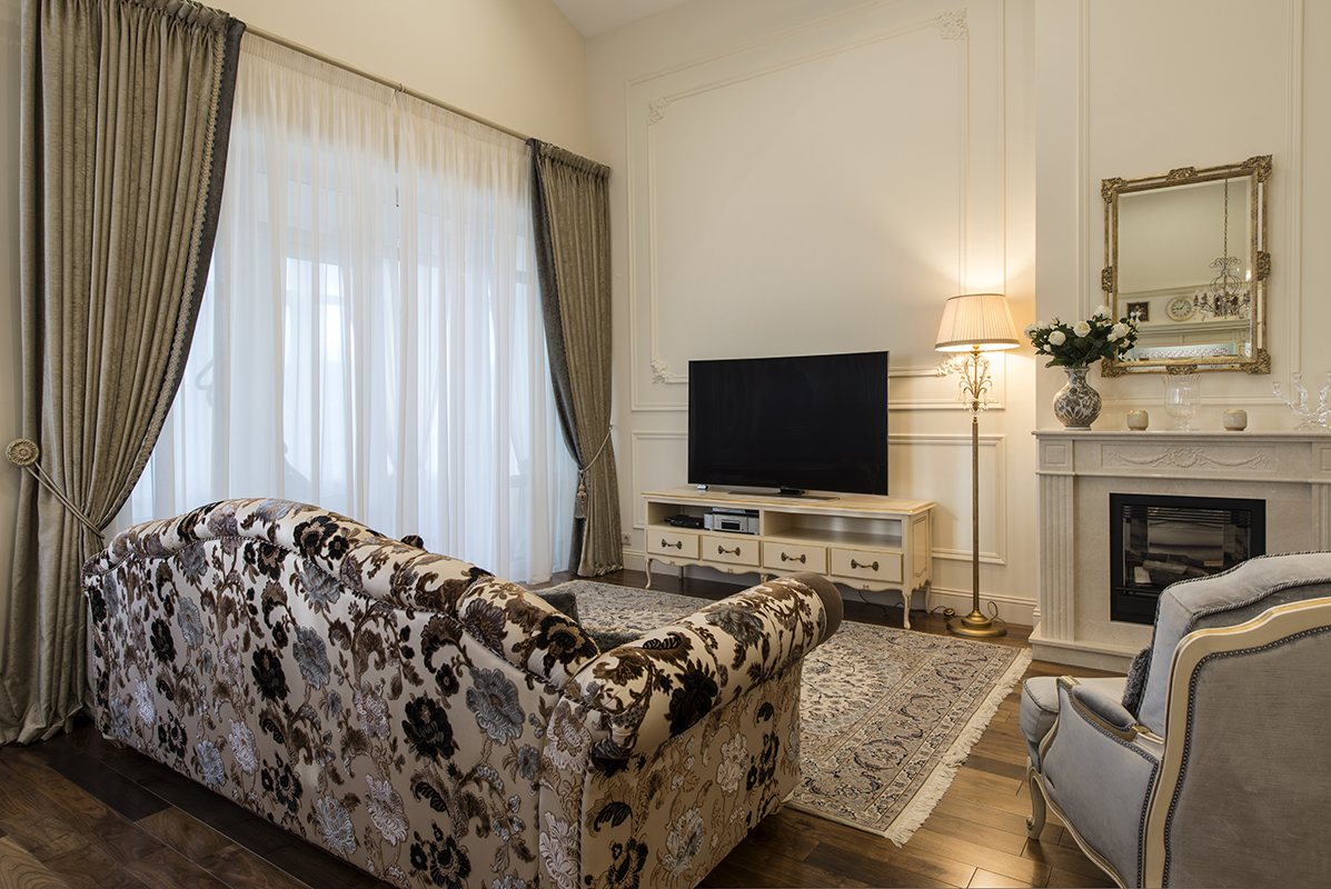 Фото интерьера, Гостиная площадью 48 кв.м. в стиле Классическая. Проект Гостиная - Дом в классическом стиле, Автор проекта: Дизайнеры Надежда Жиленкова