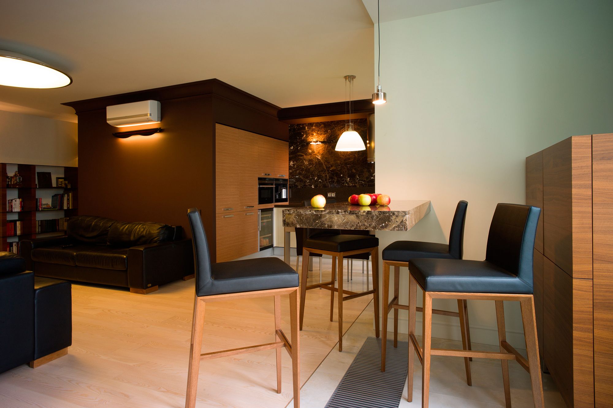 Фото интерьера, Кухня Проект 02.11.2015/472124 - Современная квартира, Автор проекта: Архитекторы Александр Иванюшин