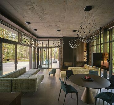 Жилая зона дома. Вид со стороны кухни, на дальнем плане камин и холодная веранда.