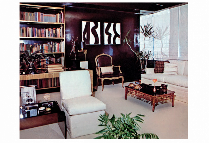 Латунный стеллаж и креслотапочек в интерьере однокомнатной квартиры Билли Болдуина на Манхеттене