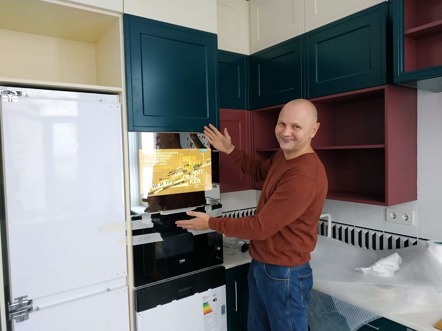 Телевизор зеркало MIRROTECH, в общем ансамбле с кухонной техникой, поражает своим симбиозом