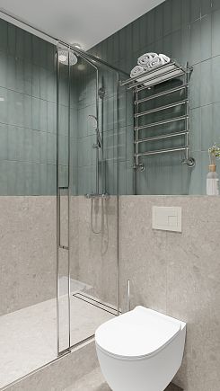 Современная ванная с душевой в минималистичном стиле