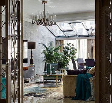 Вид из холла в гостиную.