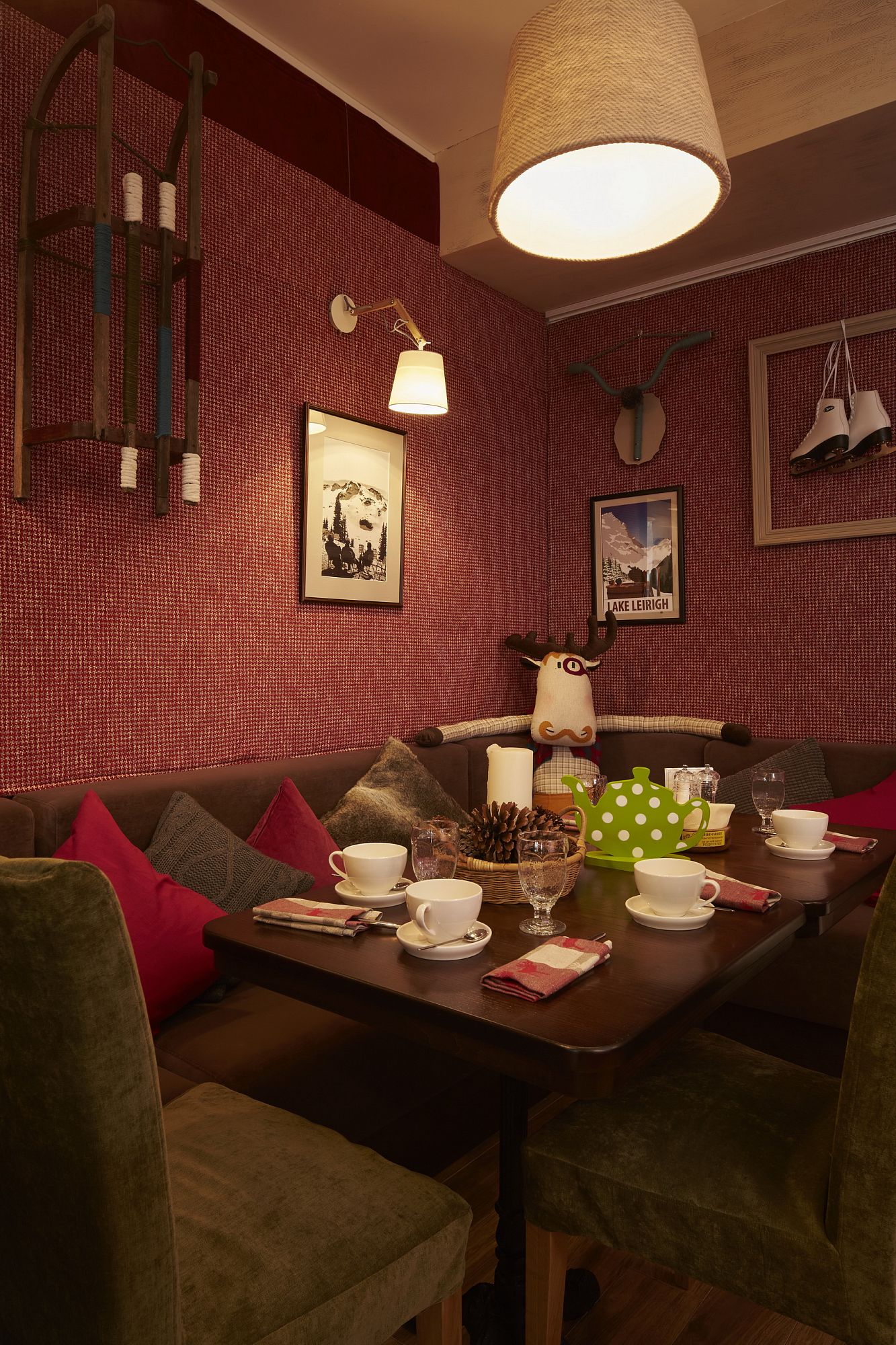 Фото в интерьере, ресторан 270 кв.м. в стиле Шале (Швейцария), 29.10.2015/471168 - Новый семейный ресторан АндерСон, Автор проекта: Дизайнеры Екатерина Владимирова